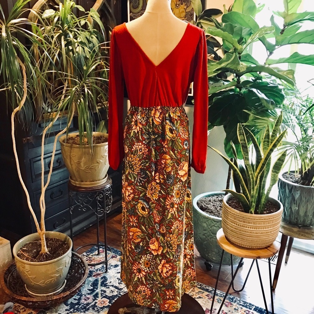 Authentic vintage 1970s maxi dress with rich floral tapestry-style skirt - Picture 4 of 8